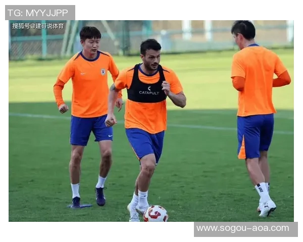 卡扎伊什维利与家人共享休闲时光照片曝光续约泰山仍在悬而未决中